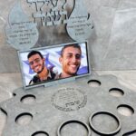 מעמד זכרון זוגי עם תמונה