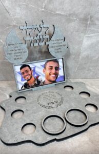 מעמד זכרון זוגי עם תמונה