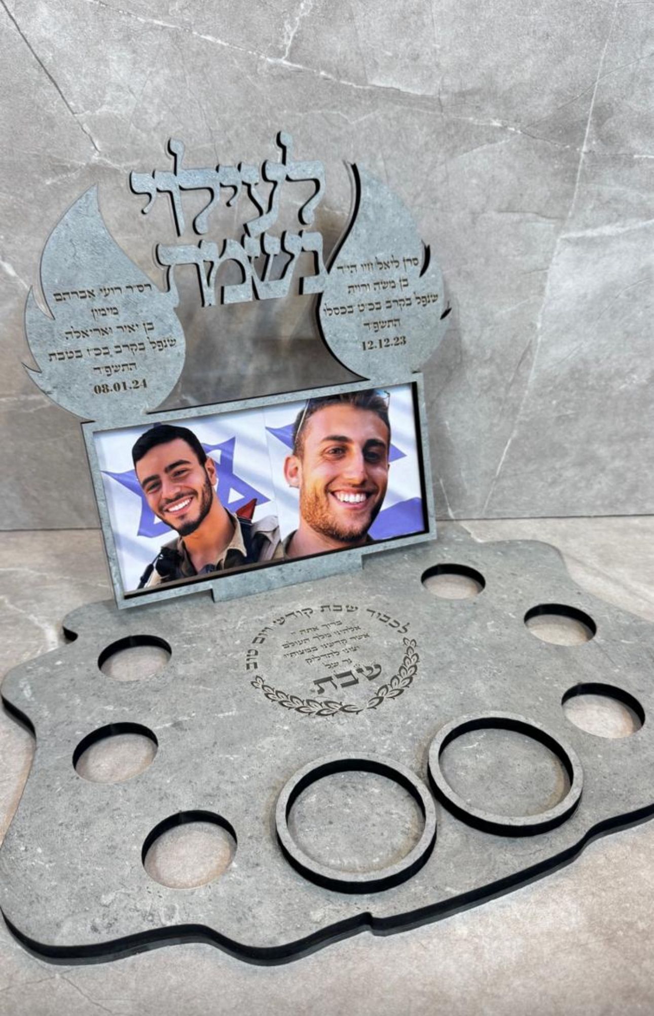 מעמד זכרון זוגי עם תמונה