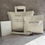 כיסוי ט"ת לבן יברכך מובלט כסוף עם ידית