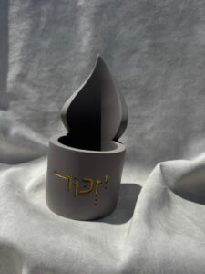 מעמד יזכור - בטון אפור