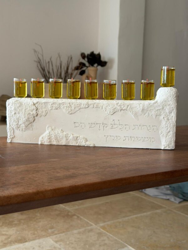 חנוכייה דגם שברים