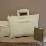 דגם יברכך מוטבע – לבן (כולל ידית נשיאה + רצועה)