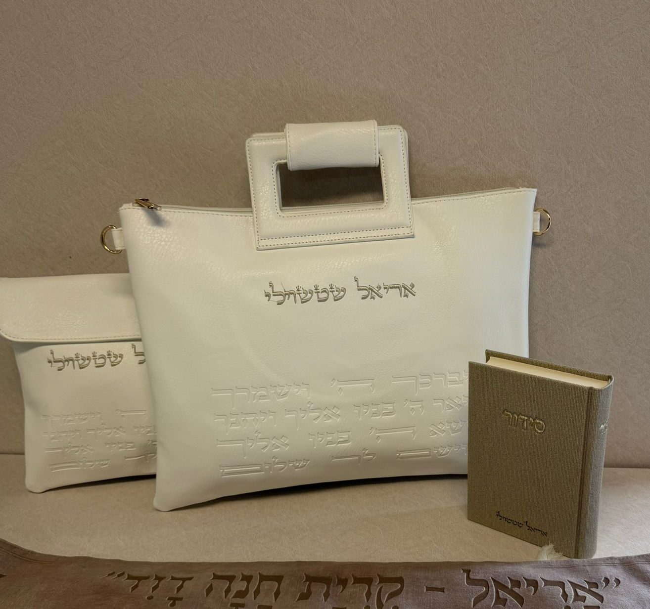 דגם יברכך מוטבע – לבן (כולל ידית נשיאה + רצועה)