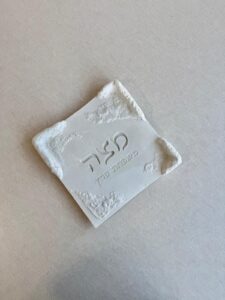 מגש למצות מבטון - דגם הודיה