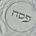 כיסוי צלחת דמוי עור הבלטה כסוף