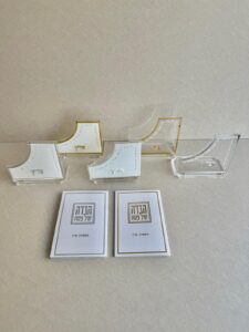 מעמד הגדה מעוצב ו6 הגדות לבחירתכם