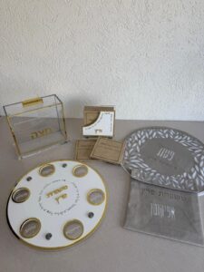 סט פסח שלם דגם "והגדת" זהב&לבן