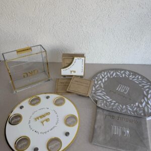 סט פסח שלם דגם "והגדת" זהב&לבן