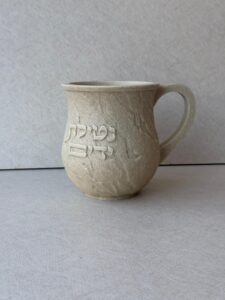 נטלה אבן צבע מדברי