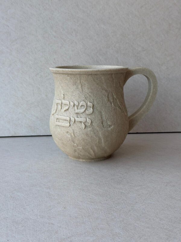 נטלה אבן צבע מדברי