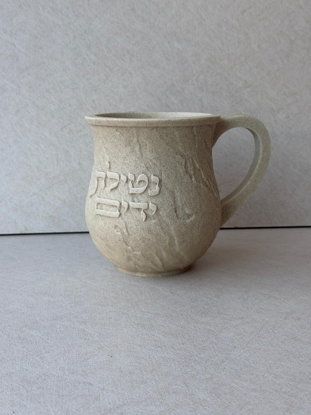 נטלה אבן צבע מדברי