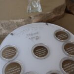 סט דבשית זכוכית וצלחת אקריל – כסוף